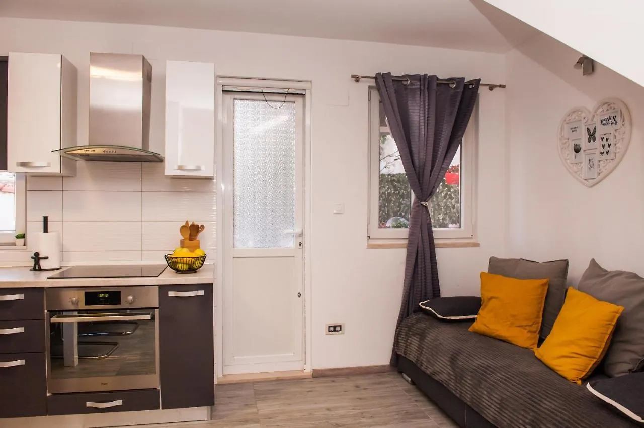 Miki - City Center Apartment With Large Balcony Split